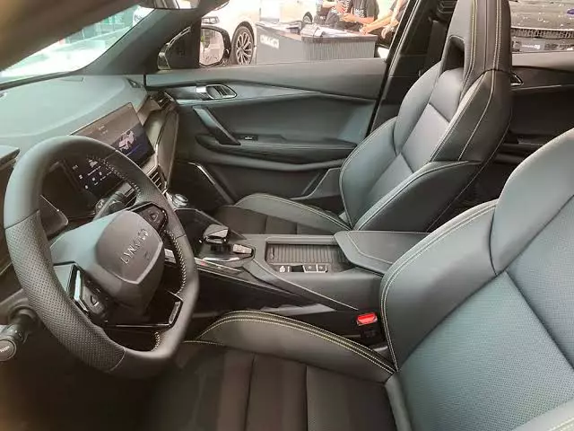 SUV cỡ B tầm giá 700 triệu đồng: VinFast VF 6, Honda HR-V hay Lynk & Co 06 đáng chọn?