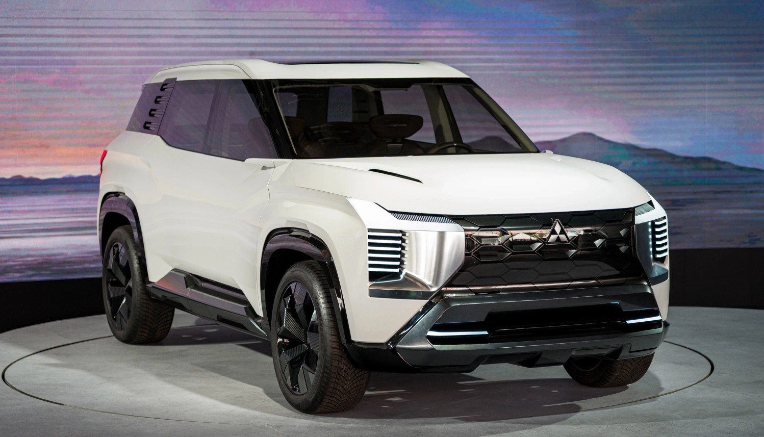 Xe 7 chỗ giá dưới 800 triệu, chọn Mitsubishi Destinator hay Geely Okavango: SUV Nhật hay “tân binh” Trung Quốc đáng tiền hơn?