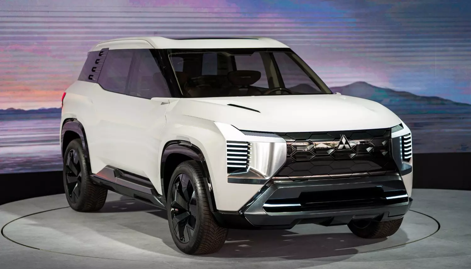 Xe 7 chỗ giá dưới 800 triệu, chọn Mitsubishi Destinator hay Geely Okavango: SUV Nhật hay “tân binh” Trung Quốc đáng tiền hơn?
