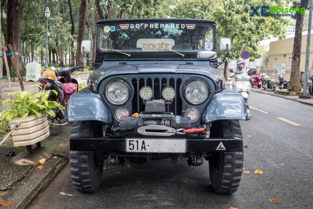 Cận cảnh Jeep CJ-5 độc đáo lăn bánh trên đường phố TP.HCM