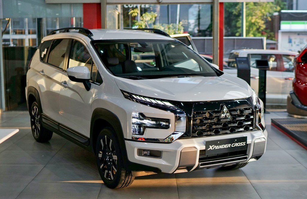 Đắn đo giữa VinFast VF 7 Eco và Mitsubishi Xpander Cross 2026: Chọn SUV điện hay MPV gầm cao?