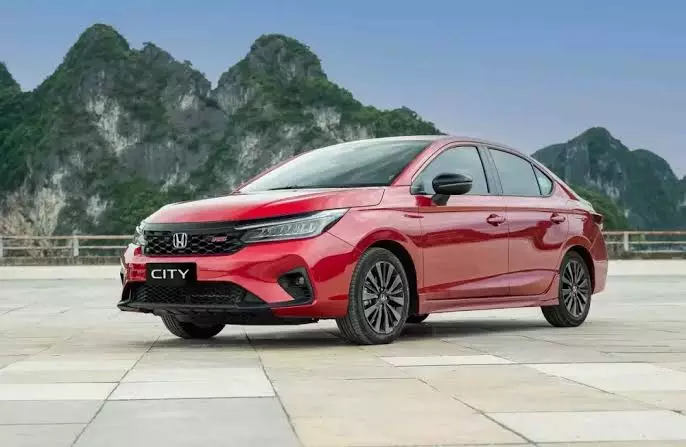 Nghịch lý ô tô Việt: Khi xe điện mini 'vét' khách mua xe lần đầu của sedan hạng B