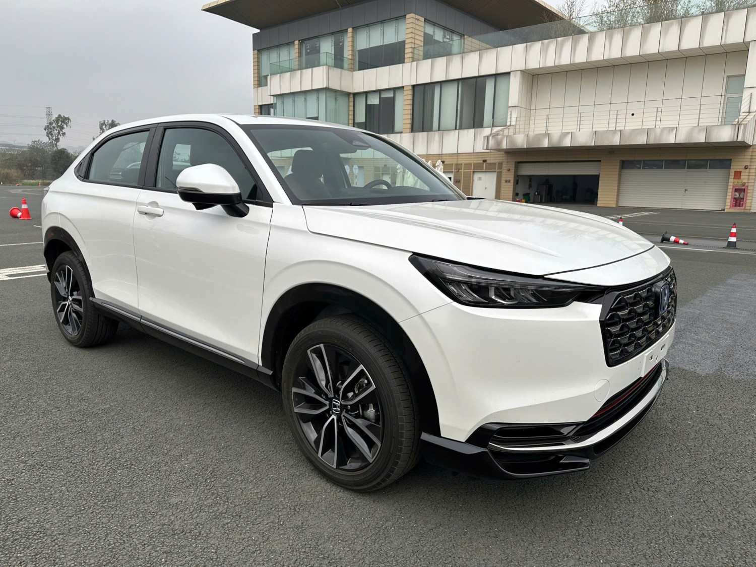 Mua xe 5 chỗ hybrid nào tốt hơn: Honda HR-V e:HEV RS hay Toyota Corolla Cross HEV?