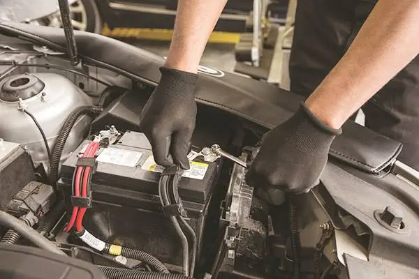 Ắc quy có nhiệm vụ gì trong xe ô tô? Có nên mua ắc quy mắc tiền và ắc quy giá cao có ưu điểm gì?