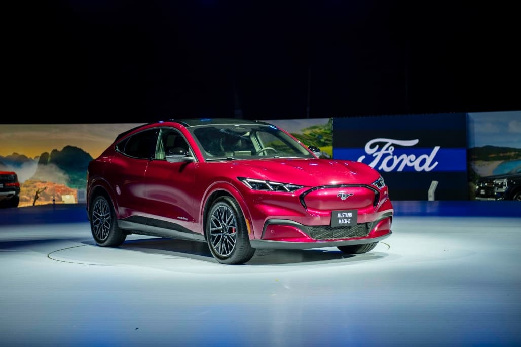 Ford Mustang Mach-E có quá hấp dẫn với giá điều chỉnh chỉ còn 1,699 tỷ?