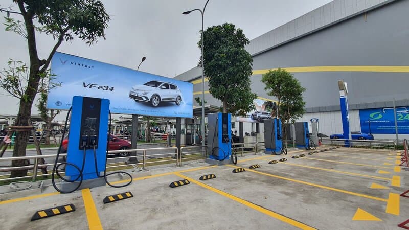 V-Green c&ocirc;ng bố đầu tư 10.000 tỷ đồng để triển khai 99 si&ecirc;u trạm sạc sử dụng năng lượng sạch (điện gi&oacute; v&agrave; điện mặt trời)