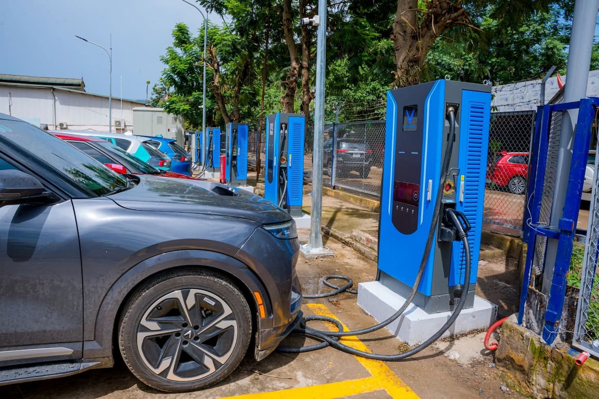 V-Green c&ocirc;ng bố đầu tư 10.000 tỷ đồng để triển khai 99 si&ecirc;u trạm sạc sử dụng năng lượng sạch (điện gi&oacute; v&agrave; điện mặt trời)