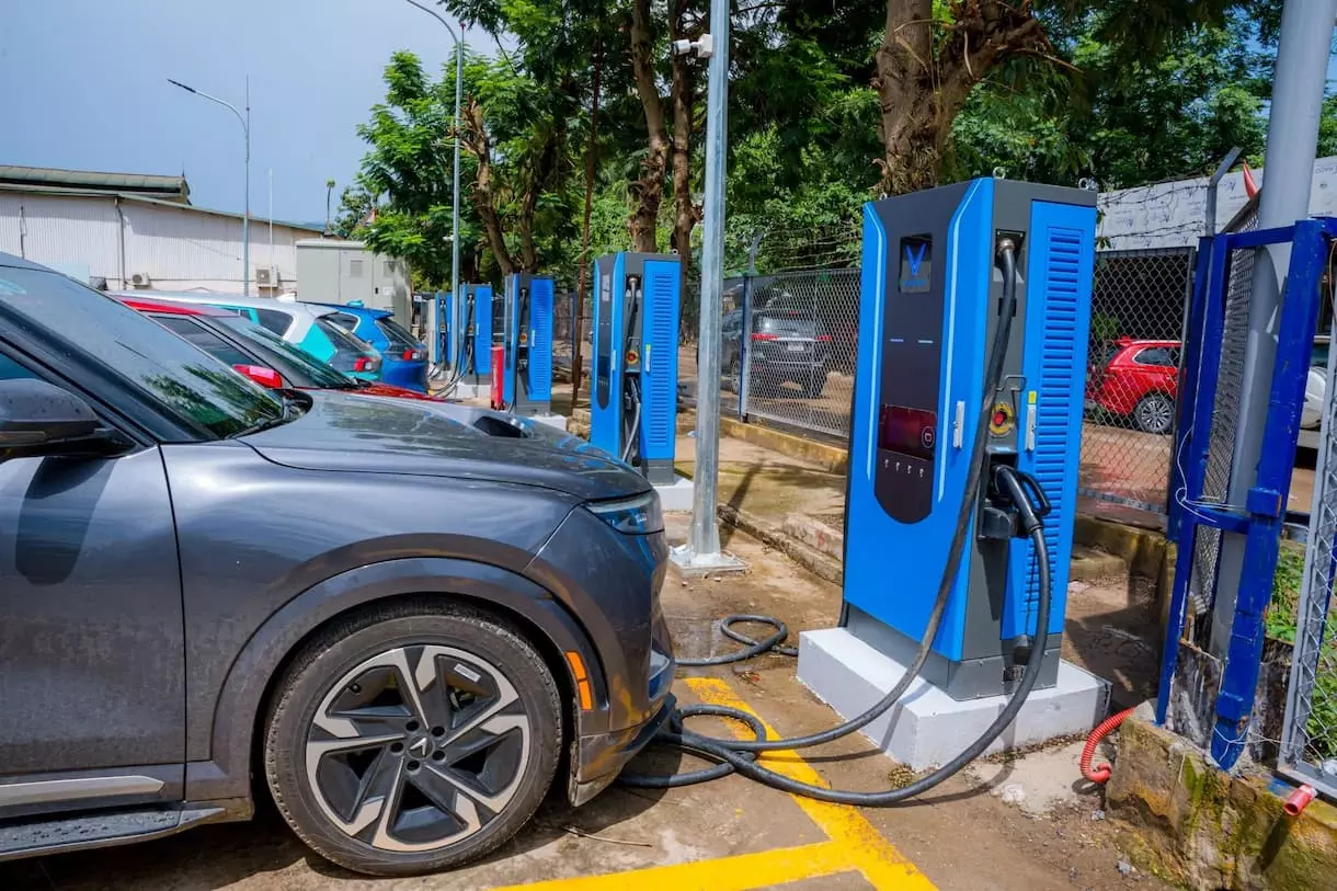 V-Green công bố đầu tư 10.000 tỷ đồng để triển khai 99 siêu trạm sạc sử dụng năng lượng sạch (điện gió và điện mặt trời)