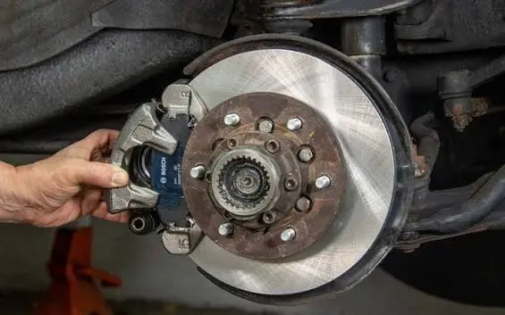 Vớt đĩa, láng đĩa phanh ô tô là gì? Khi nào cần làm và có nên láng đĩa phanh không?