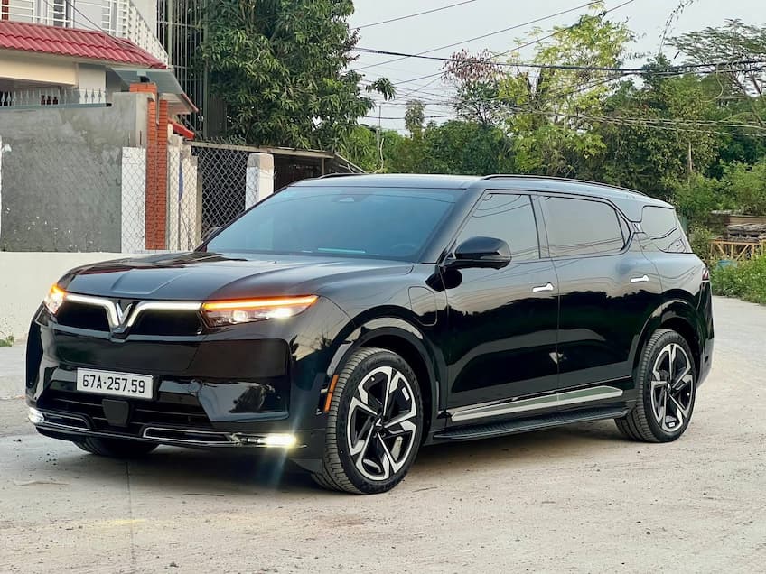 Vinfast vf9 plus bản 6 ghế trần k&iacute;nh pin thu&ecirc; ti&ecirc;n phong