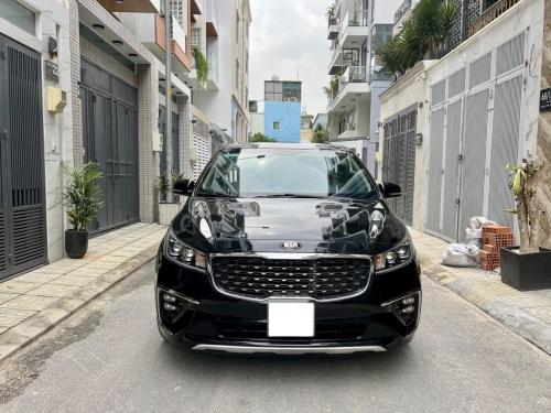 Bán xe Kia Sedona 2.2 DAT Luxury 2021, màu đen.