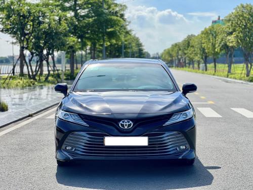 Bán xe Toyota Camry 2.5Q 2021, màu đen.