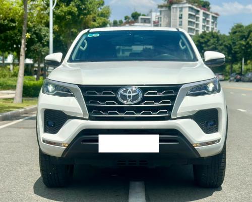 Bán xe Toyota Fortuner 2.4L 4x2 MT 2024, màu trắng.