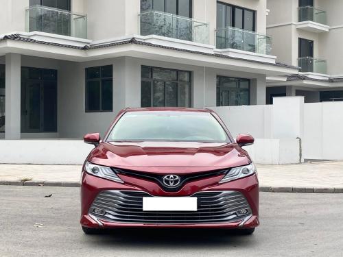 Bán xe Toyota Camry 2.5Q 2021, màu đỏ.