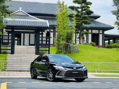 Bán xe Toyota Camry 2.0Q 2022, màu đen.