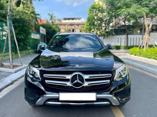 Bán xe Mercedes Benz GLC 250 4Matic 2018, màu đen.