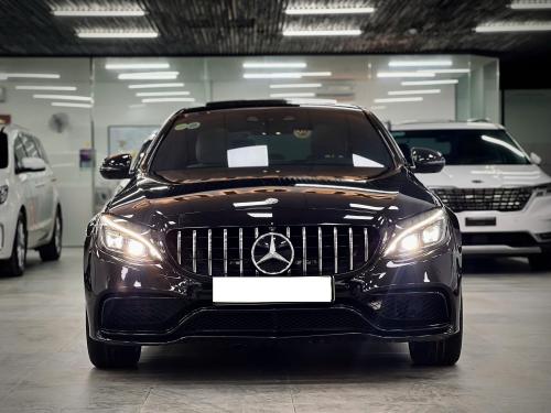 Bán xe Mercedes Benz C300 AMG 2017, màu đen.