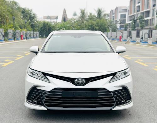Bán xe Toyota Camry 2.0Q 2023, màu trắng.