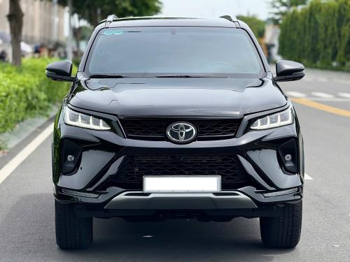 Bán xe Toyota Fortuner Legender 2.4L 4x2 AT 2025, màu đen.