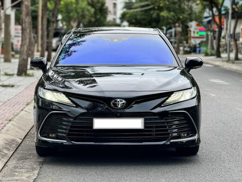 Bán xe Toyota Camry 2.5Q 2024, màu đen.