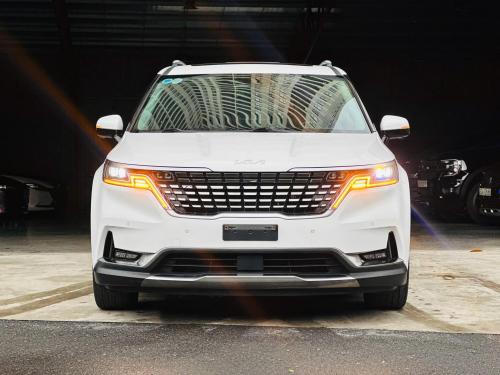 Bán xe Kia Carnival Signature 2.2D 2023, màu trắng.