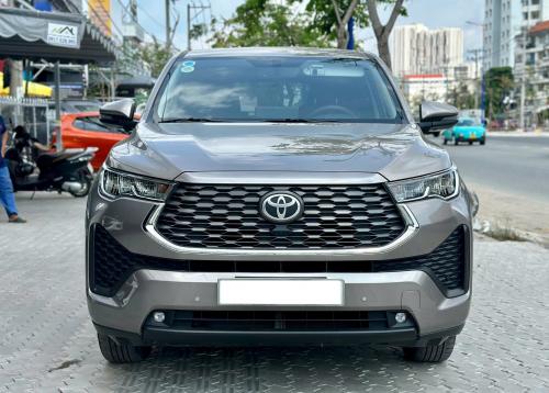 Bán xe Toyota innova Cross 2.0 CVT 2025, màu đồng ánh kim.