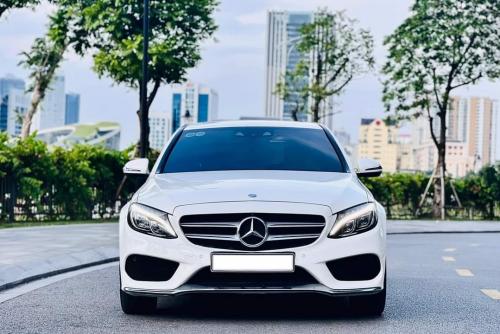 Bán xe Mercedes Benz C300 AMG 2018, màu trắng.