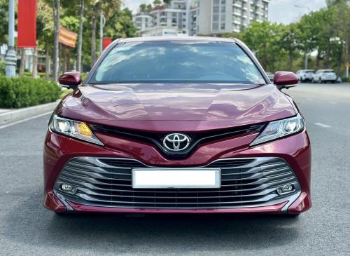 Bán xe Toyota Camry 2.0G 2020, màu đỏ.