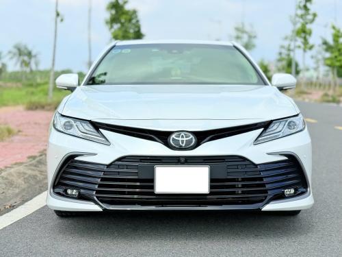 Bán xe Toyota Camry 2.5Q 2024, màu trắng.