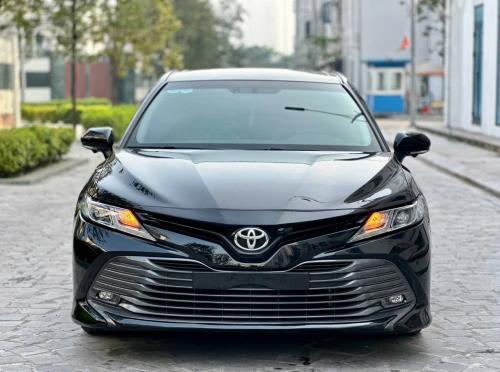 Bán xe Toyota Camry 2.0G 2021, màu đen.