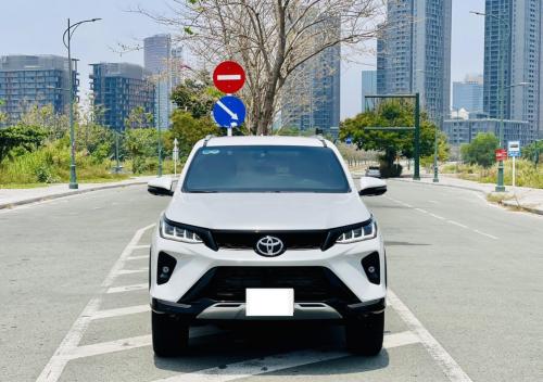 Bán xe Toyota Fortuner Legender 2.4L 4x2 AT 2023, màu trắng.