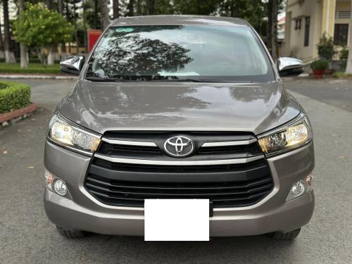 Bán xe Toyota innova 2.0E 2020, màu đồng ánh kim.
