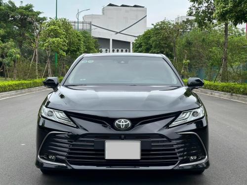 Bán xe Toyota Camry 2.5Q 2022, màu đen ánh tím.