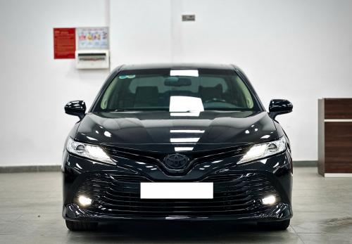 Bán xe Toyota Camry 2.5Q 2021, màu đen.