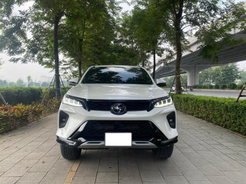 Bán xe Toyota Fortuner 2.8V 4x4 AT Legender 2021, màu trắng.