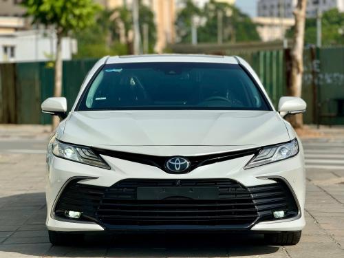 Bán xe Toyota Camry 2.5Q 2022, màu trắng.