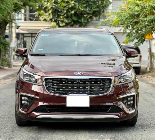 Bán xe Kia Sedona 2.2 DAT Luxury 2021, màu đỏ mận.