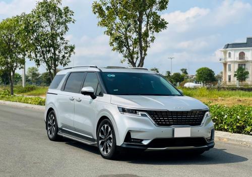 Bán xe Kia Carnival Signature 2.2D 2023, màu bạc.