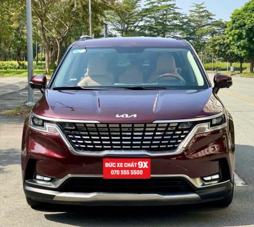 Bán xe Kia Carnival Premium 2.2D 8S 2022, màu đỏ mận.