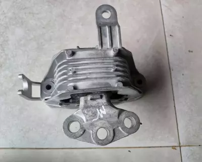 CHÂN MÁY PHẢI XỊN KHÔNG VỎ XE CRUZE 1.8