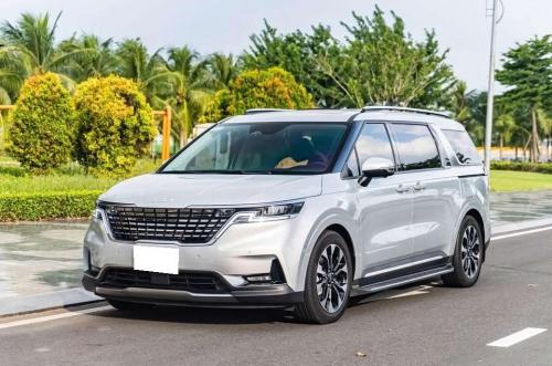 Bán xe Kia Carnival Signature 2.2D 2023, màu bạc.