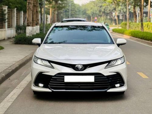 Bán xe Toyota Camry 2.0Q 2023, màu trắng.