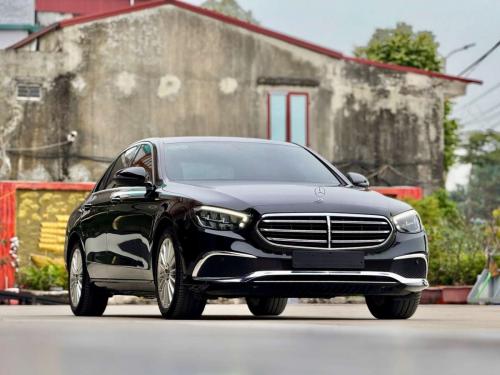 Bán xe Mercedes E200 Exclusive 2022, màu đen