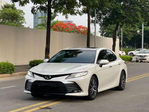 Bán xe Toyota Camry 2.0Q 2023, màu trắng