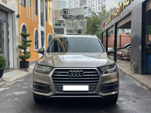 Bán xe Audi Q7 2.0 AT 2017, màu xám bạc