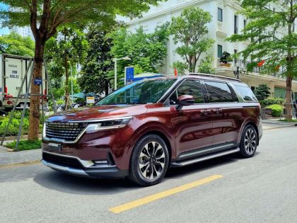 Bán xe Kia Carnival Premium 2.2D 8S 2023, màu đỏ đô