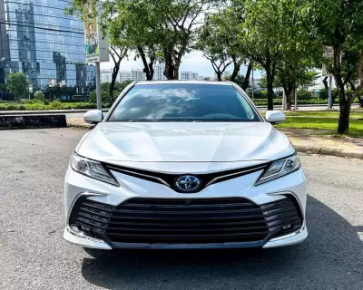 Bán xe Toyota Camry 2.5HV 2023, màu trắng ngọc trai