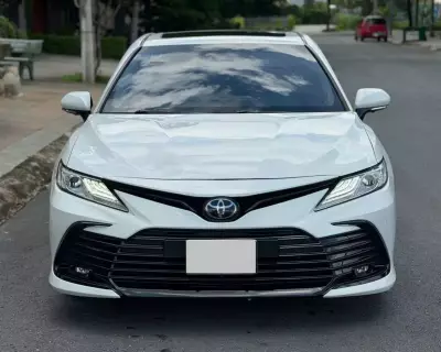 Toyota Camry 2.0Q 2023, màu trắng ngọc trai