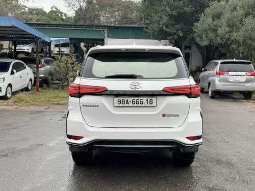 Toyota Fortuner bản 2.4 Legender