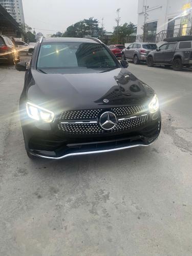 E cần bán xe GLC 300 2021 đen nội thất kem